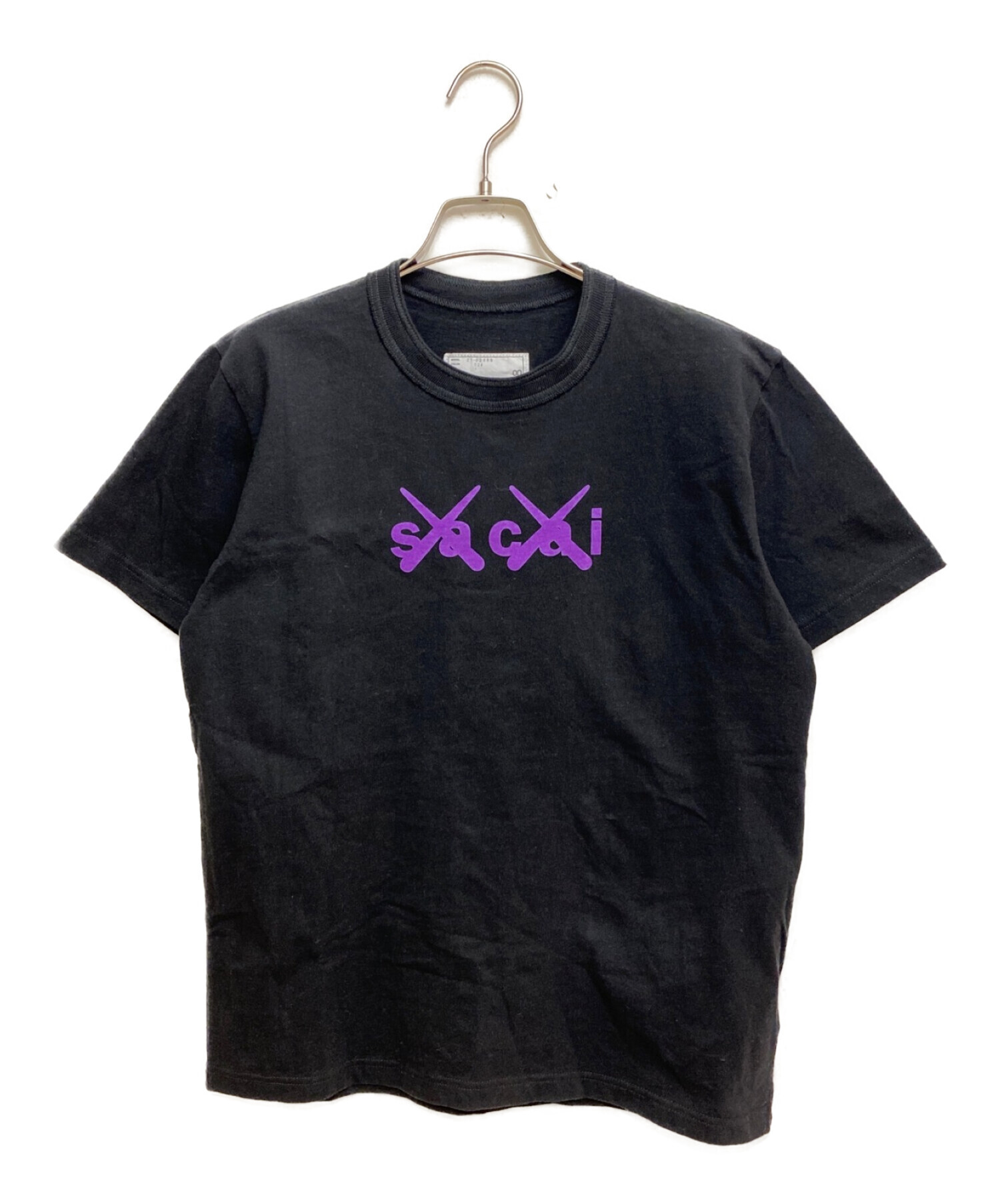 sacai (サカイ) KAWS (カウズ) ロゴプリントTシャツ ブラック サイズ:1